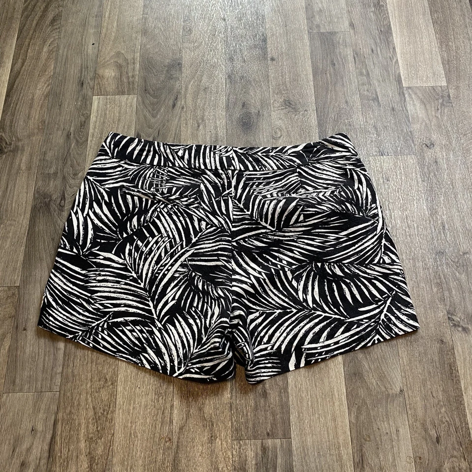 Shorts Saint Tropez West tamanho 6 estampa de folhas mistura de linho - Imagem 1 de 4