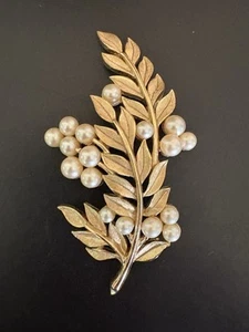 Vintage Brosche gebürstet goldfarben Perlen & Blätter Anstecknadel: signiert Krone Trifari - Bild 1 von 6