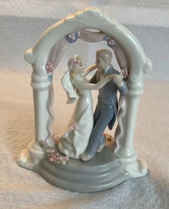Cake topper matrimonio porcellana Wilton 2002, alto 6-1/2", coppia danzante con rose - Foto 1 di 13