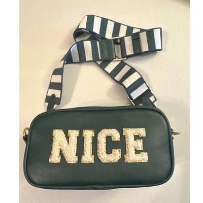 Bolso Bandolera Betsy Johnson Verde "BONITO" "TRAVIESO" Parches Correa a Rayas Foto 1 de 4