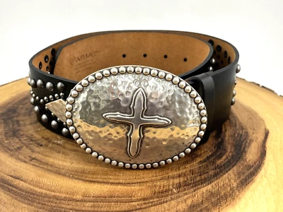 Cinturón grueso con tachuelas de cuero negro Ariat con hebilla de cinturón cruzado pequeño Foto 1 de 4