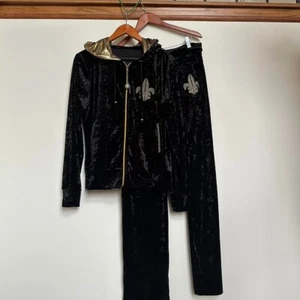 Tuta da donna in velluto nero con ricamo Fleur-de-Lis oro - Luxe Comfort - Foto 1 di 7