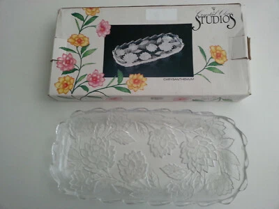 Plato oblongo de 15" × 7" CRISANTEMO ESMERILADO FLORAL CRISTALINO ESTUDIOS DE COLECCIÓN Foto 1 de 2