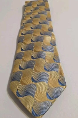 Gravata de seda Bachrach feita na Itália à mão. Dourado e azul. Padrão moderno ondulado.  - Imagem 1 de 4