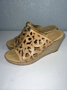 Brighton Daria hellbraune Leder-Sandalen silberfarben Anhänger gestanzt Plateau Keilabsatz Größe 7,5 M - Bild 1 von 8