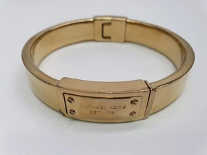 Brazalete placa logotipo tono dorado Michael Kors - Imagen 1 de 4