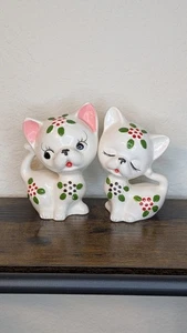 VTG Norcrest Christmas Holiday Cats w/Flowers Salt & Pepper Shaker Set Whimsical - Picture 1 of 8