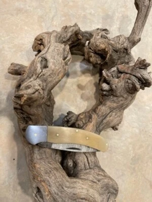 Cuchillo de hoja plegable Big Damascus con mango de hueso blanco y funda de cuero hecho a mano Foto 1 de 4