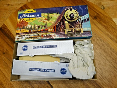 Athearn HO Scale Box of 2 Norfolk & Western 41' Piggy-Back Vans Kit 5154 - Image 1 of 3