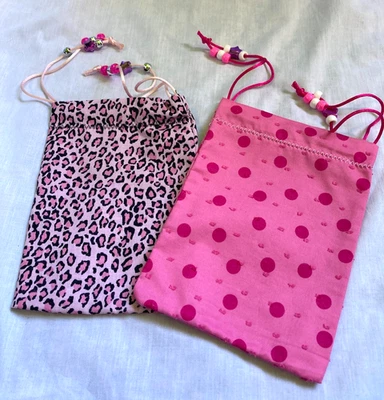 Juego de 2 bolsas de regalo hechas a mano con cordón de gato a lunares y guepardo rosa Foto 1 de 4