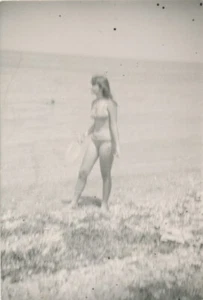 GAY INT ORIGINAL VINTAGE PHOTO 1960s GIRL WOMAN SNAPSHOT LESBIAN WEIRD BY SEA - Bild 1 von 2