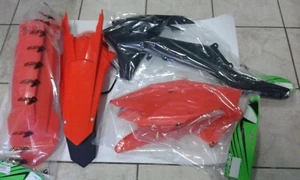 KIT PLASTICHE KTM EXC 125 250 300 2017 2018 2019 KIT 4 PZ COLORE ORIGINALE - Foto 1 di 1