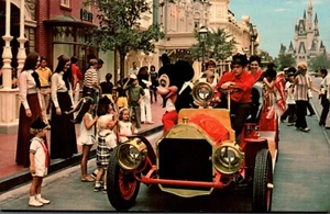 POSTCARD DISNEY WORLD RIDING DOWN MAIN STREET U.S.A. MICKEY MOUSE, CHILDREN - Picture 1 of 2