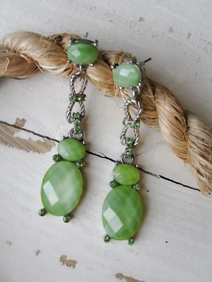 PENDIENTES COLGANTES TONO PLATA VERDE OVALADO ACRÍLICO CUENTAS Y CRISTAL VERDE Foto 1 de 4