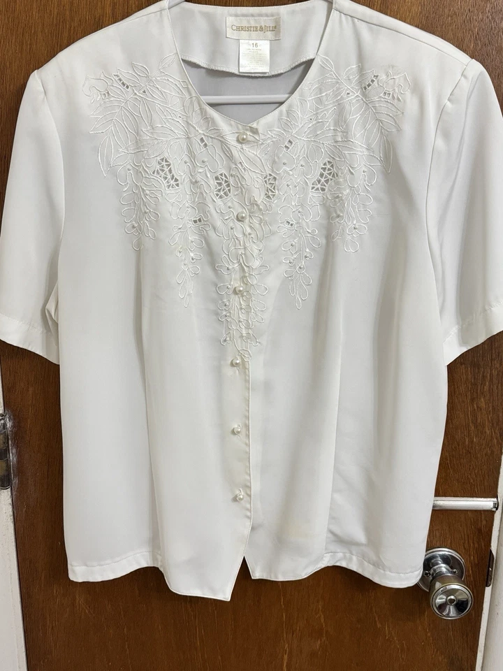 Blusa blanca bordada Christie & Jill con perlas y botones de perlas talla 16 Foto 1 de 4