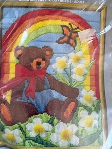 Vintage 80er Handarbeit gerahmt Crewel Kunst Langstich Kinderzimmer Teddybär & Regenbogen - Bild 1 von 3