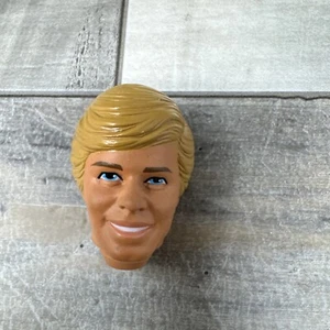 Cabeza de muñeca Barbie, Ken 1983 vintage repuesto rubia/azul - Imagen 1 de 4