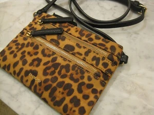 Bolso Bandolera Bebe Estampado Leopardo Borde Negro y Dorado con Cremalleras - Imagen 1 de 7