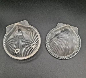 Plato de baratija vintage de vidrio acanalado transparente con tapa - 4,25" de ancho x 1,5" de profundidad - Imagen 1 de 5