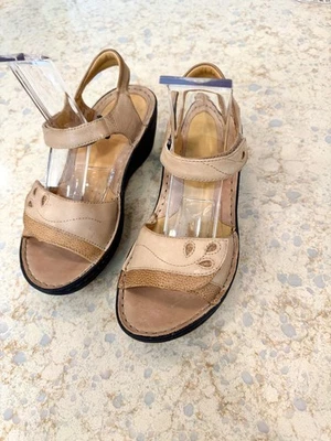 Женская обувь Artisan размер 7 от Clarks, бежевая кожа, черный клин, супинатор - Изображение 1 из 4