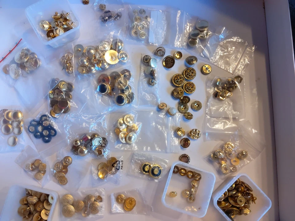 Konvolut Goldfarben Knöpfe. Verschiedene Größen und Formen  - Bild 1 von 4