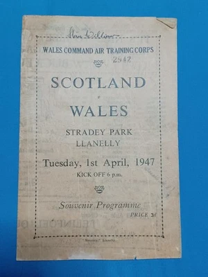 Rugby Programme Air Training Corps Scotland v Wales 1947 Multiple Signatures - Image 1 of 4
