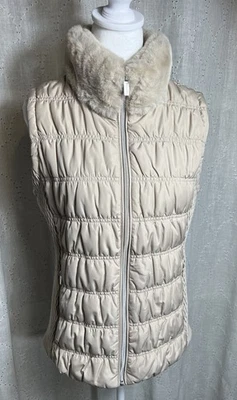 Chaleco acolchado Calvin Klein Performance con cuello de piel sintética para mujer talla mediana Foto 1 de 4