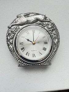 Reloj de escritorio de cuarzo Arthur Court conejo peltre 5,5X5,5 pulgadas raro - Imagen 1 de 2