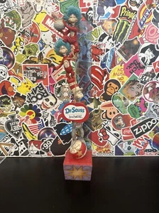 Jim Shore - The Cat In The Hat Stacked Figurine 6002907 - Picture 1 of 7