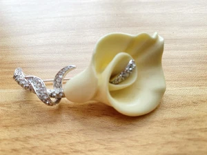 "Broche de colección Nolan Miller esmalte tono plateado y estrás cala lirio 2,5""" - Imagen 1 de 3