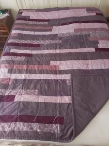 Neu handgefertigte Quilt, 58"" x 78"" LAVENDEL auf Pflaume, gebunden, gestreift, toller Rand - Bild 1 von 18