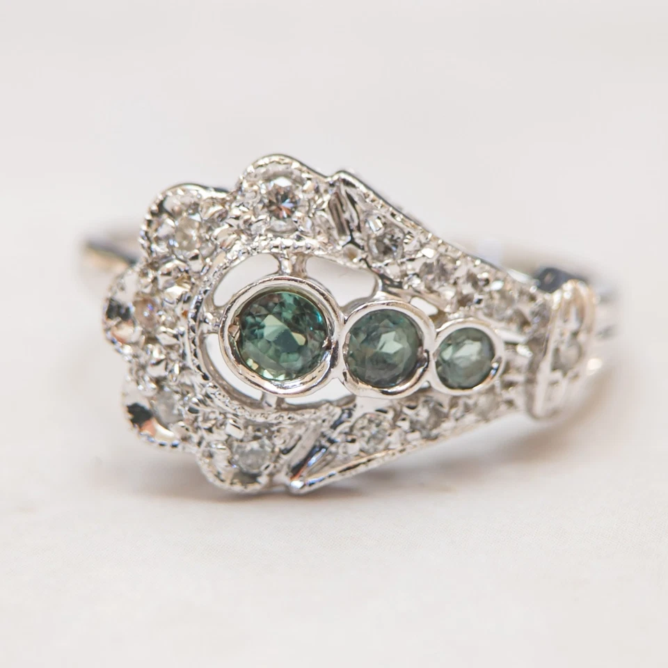 Anillo de espinela de laboratorio de oro blanco de 14k con cambio de color — racimo vintage de Weinman Brothers Foto 1 de 4