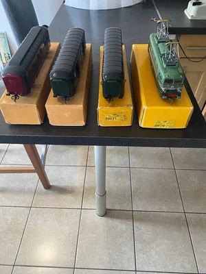 JEP ECHELLE O LOCOMOTIVE CC 7001 ET SES 3 VOITURES VOYAGEURS TOITS NOIRS EN BO - Photo 1/4