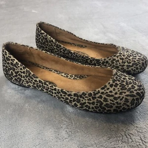 b.ø.c. Lona plana para mujer Børn talla 6,5 negra tostada con estampado de leopardo - Imagen 1 de 10