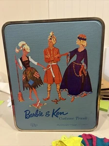 BLU VINTAGE 1964 BARBIE & KEN Bambole Vestiti Parrucche COSTUME BAULE BAMBOLA ASTUCCIO M - Foto 1 di 17