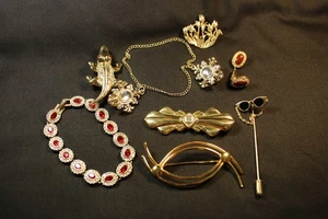 Schmuckset: Armband, Ohrclips, 4 Broschen, 2 Nadeln, rote Steine, vergoldet - Bild 1 von 16