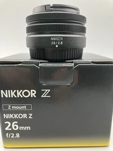 Nikon NIKKOR Z 26mm f/2.8 (Nikon Z Mount) Box inklusive - Bild 1 von 2