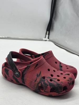 Crocs Clásico Zueco Zapatos Niños Talla C13 Rojo Negro Mármol Sin Cordones Jardín Informal Foto 1 de 4