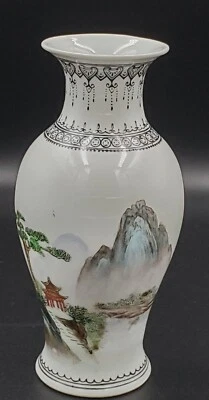 Jarrón vintage chino de porcelana pintado a mano 5 1/2" paisaje de montaña Foto 1 de 4