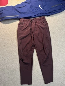 Nike Athletic Unlimited Pierna Cónica Versátil Talla M Borgoña Joggers Tecnología Ligero - Imagen 1 de 11