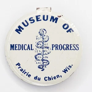 Prendedor de metal plegable Prairie du Chien Wisconsin de colección museo progreso médico WI 6J - Imagen 1 de 4
