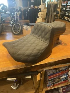 Le Pera Tailwhip Diamond Grip Seat 2023-2025 Harley Touring Road Street Glide - Picture 1 of 7