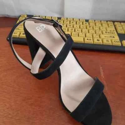 Sandalia BP Tacón Bloque Negra Talla 7 Nueva Con Poco Defecto Foto 1 de 4