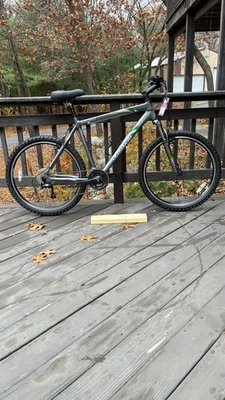 GIANT RINCON 21"/26""24 速石板灰色山地自行车 — 第 1/4 张图片