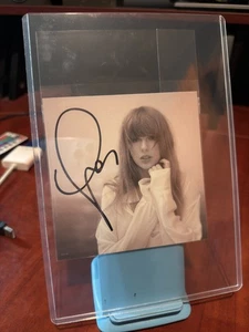 Foto firmada a mano del Departamento de Poetas Torturados de Taylor Swift 🖤🤍 - Imagen 1 de 1