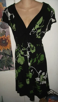 Vestido Speechless en Negro con Estampado Floral Verde - Talla L Foto 1 de 4