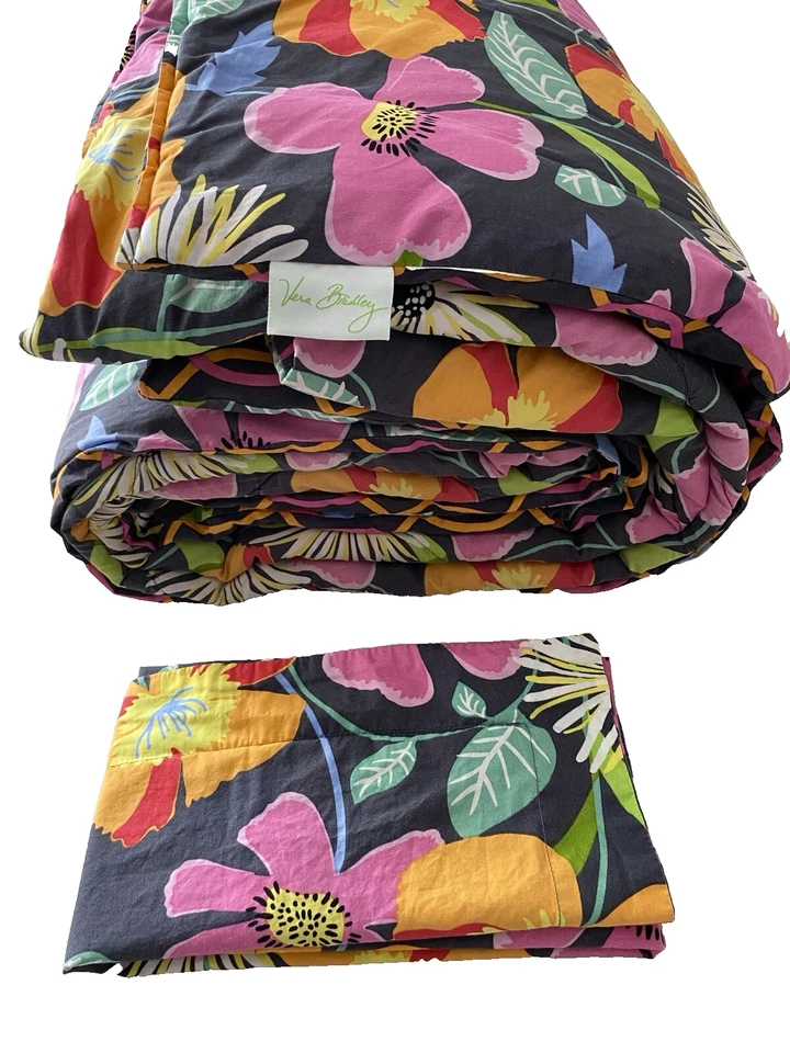КОМПЛЕКТ двустороннего одеяла Vera Bradley Twin XL/T + стандартные притворные джазовые цветы - Изображение 1 из 4