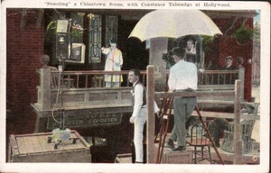 Postal de colección Shooting A Chinatown Scene Constance Talmadge Hollywood años 20 - Imagen 1 de 2