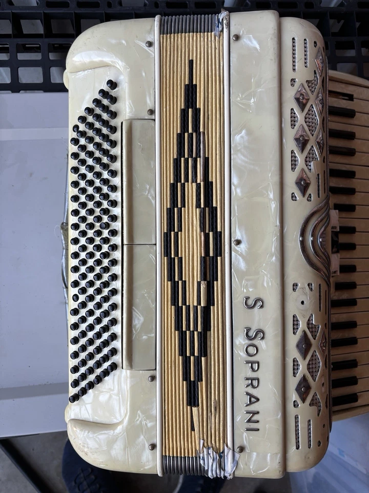 Аккордеон S. Soprani — на запчасти или для ремонта — винтажный — поврежденные мехи - Изображение 1 из 4