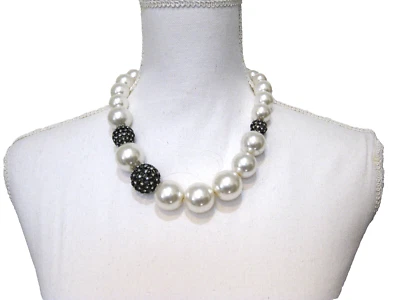 Gargantilla R.J. Graziano NUEVA CON ETIQUETAS Gruesa Imitación Perla Cristal Distintivo Foto 1 de 4